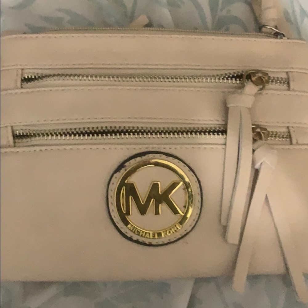 this an an authentic micheal kohrs wallet/body bag